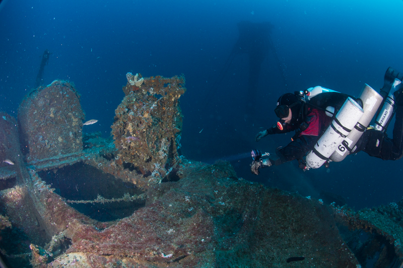 diver with multiple decompression stages on a wreck